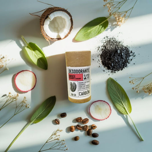 Desodorante natural acompañado de ingredientes como salvia, coco, carbón activado, rábanos y café, sobre fondo blanco en estilo minimalista.